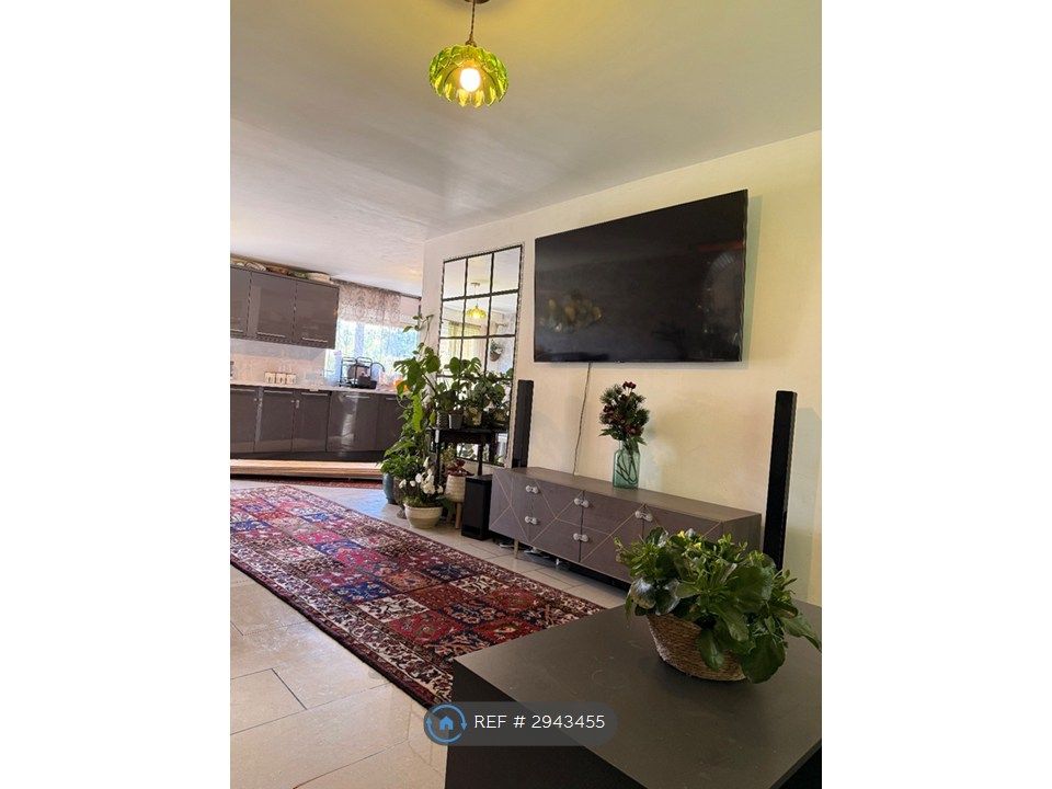 Property photo 1 of 14 Livingroom