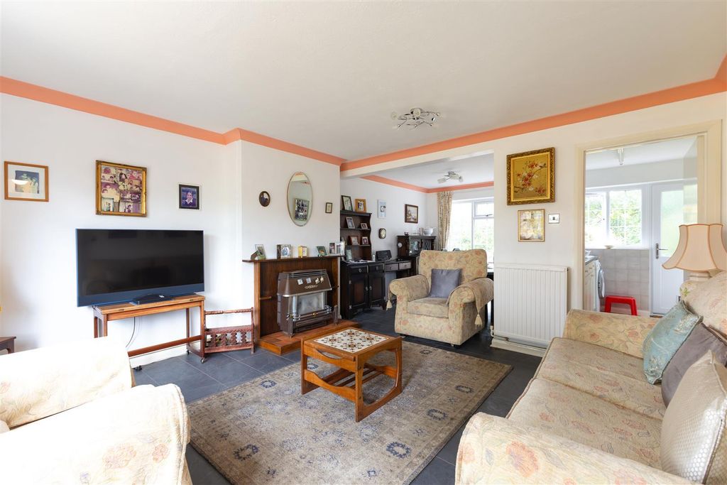 Property photo 3 of 20 Living Space