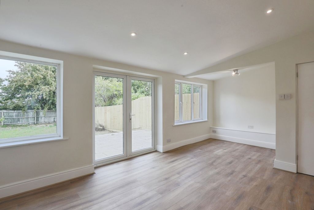 Property photo 2 of 17 Photo