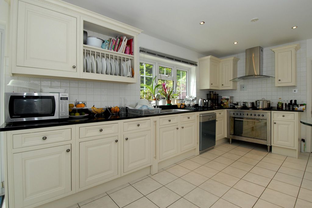 Property photo 3 of 6 Kitchen