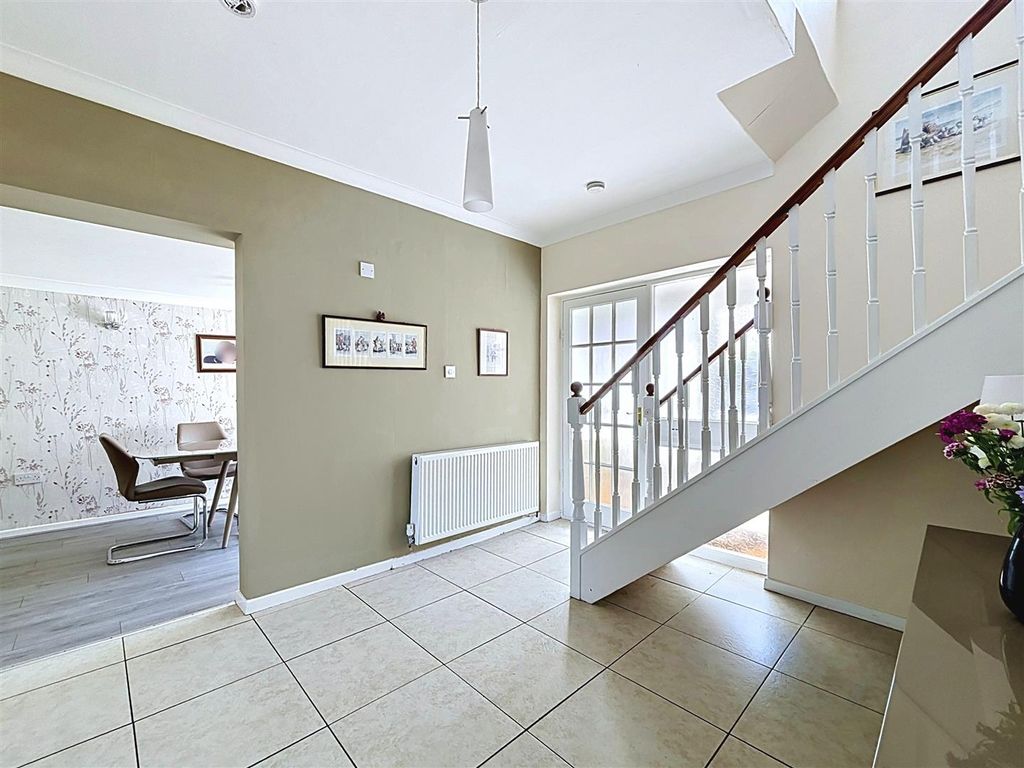 Property photo 3 of 24 Entrance Hall
