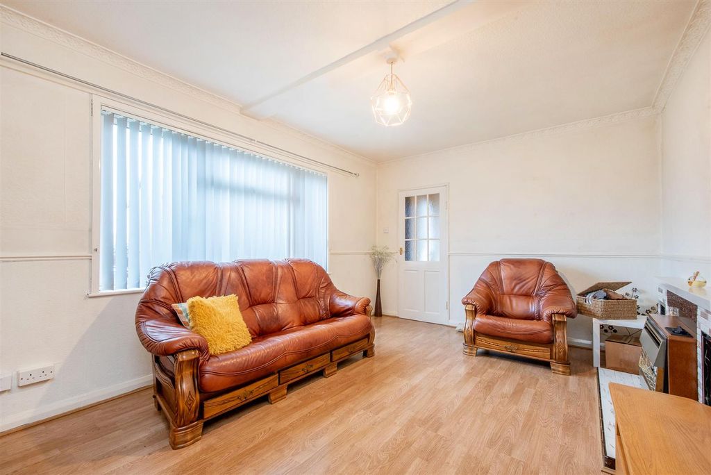 Property photo 3 of 16 Lounge