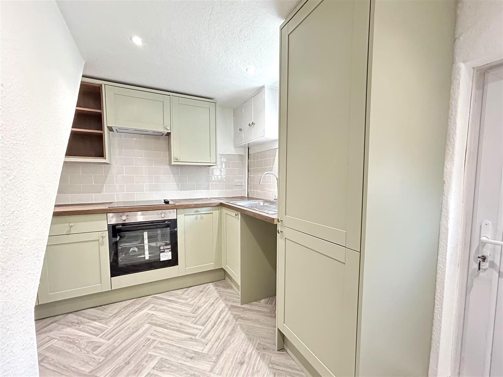 Property photo 3 of 12 Kitchen