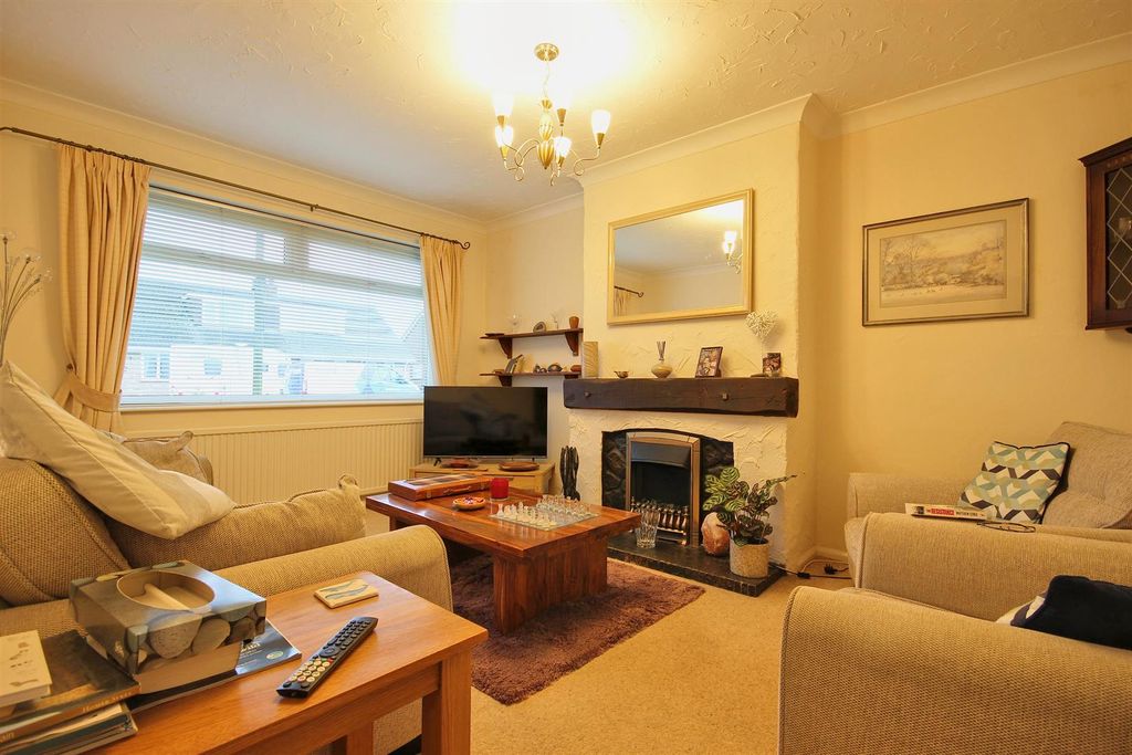 Property photo 2 of 16 Lounge