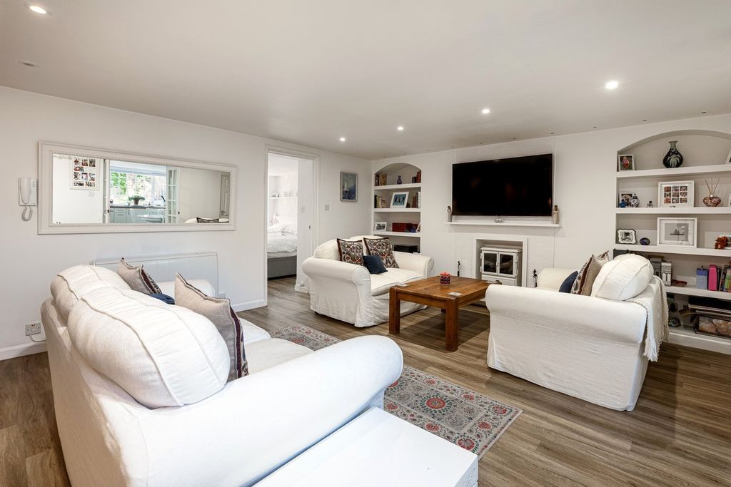 2 bed flat for saleSt Helier JE2 photo 5