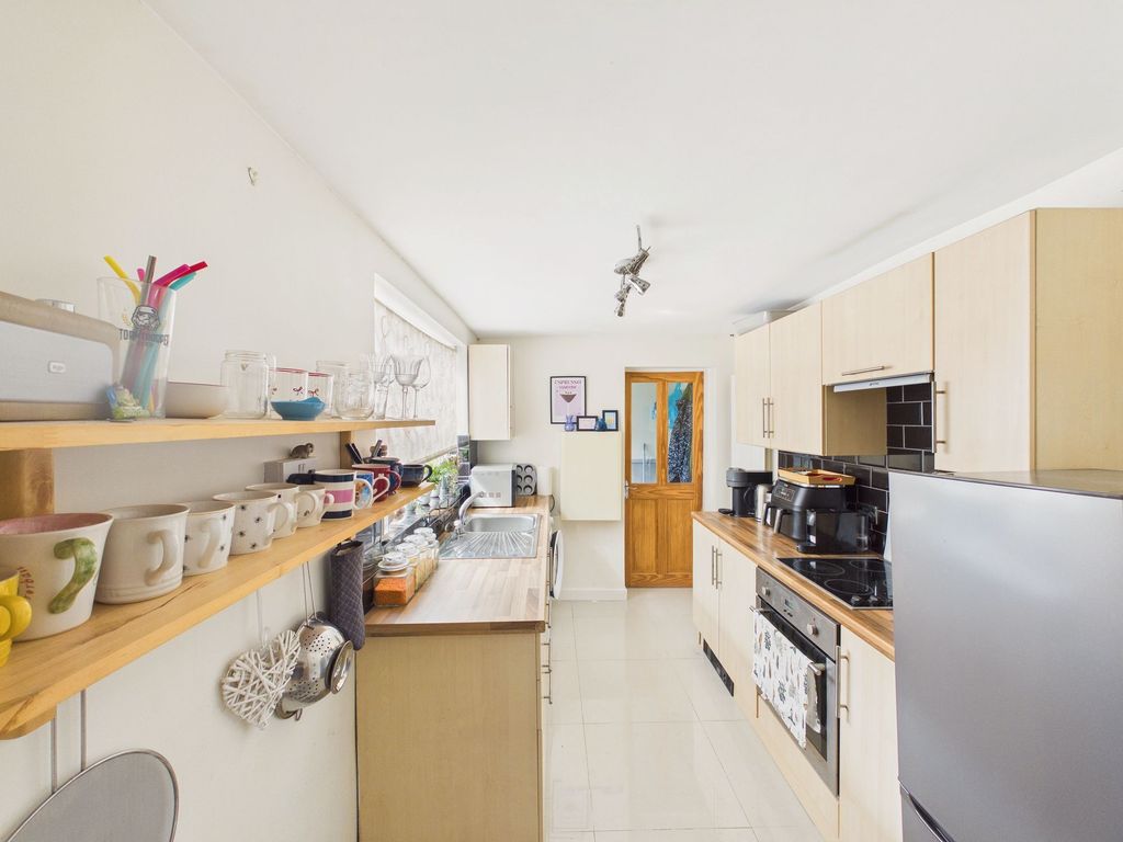 Property photo 3 of 9 Kitchen