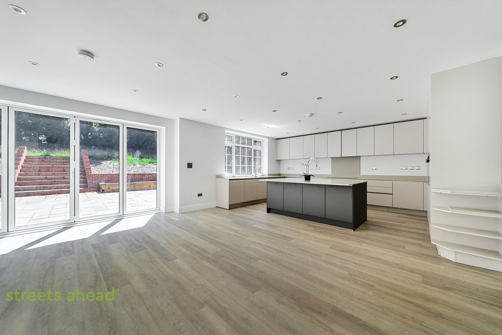 Property photo 2 of 35 9F0F6073-3d62-46A...