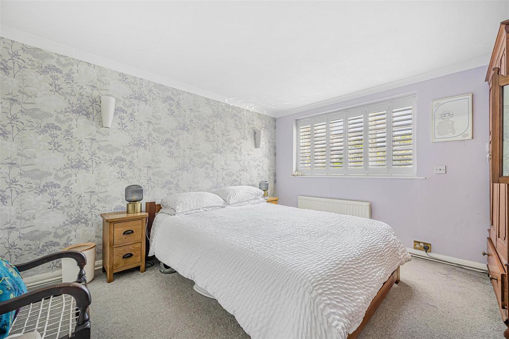 Property photo 2 of 28