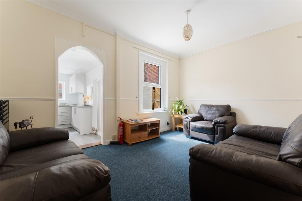 Property photo 3 of 9 40 Clifton Road-4.Jpg