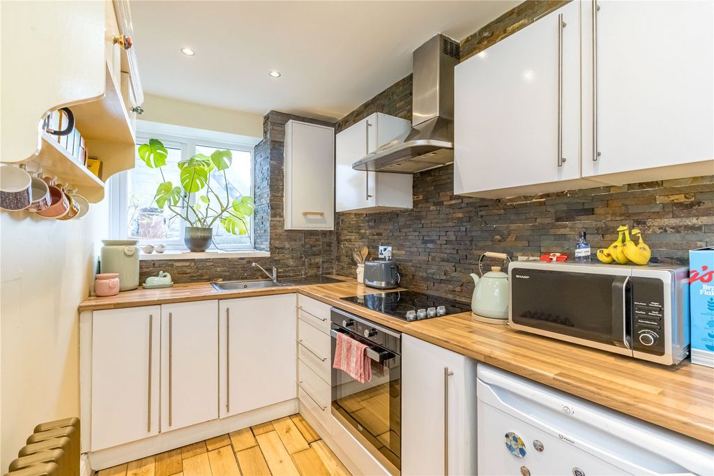 Property photo 3 of 17 Kitchen