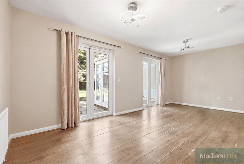 Property photo 2 of 34 Picture No. 15
