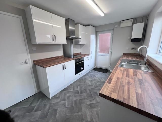 Property photo 2 of 9 15 Hoselett Field Kitchen 1.Jpg