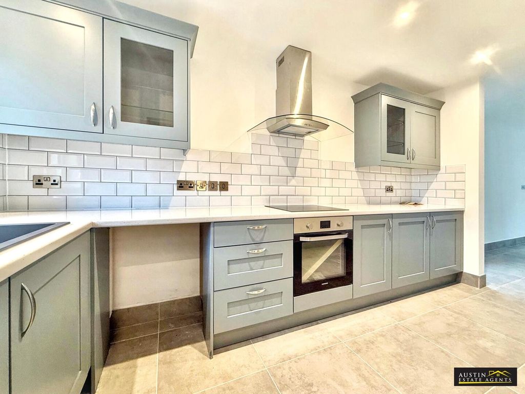 Property photo 3 of 16 Kitchen