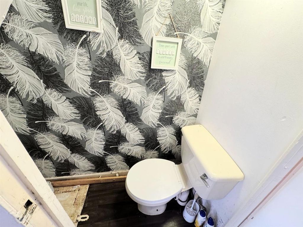 Property photo 3 of 11 Cloaks/W.c