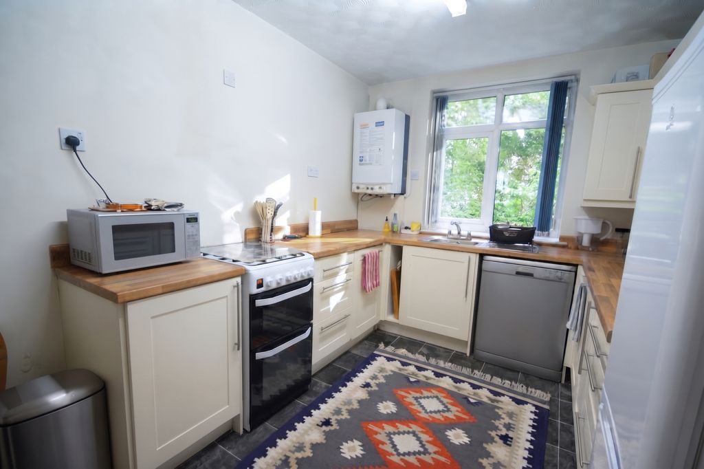 Property photo 3 of 13 Kitchen