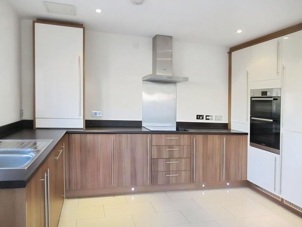 Property photo 2 of 9 Kitchen