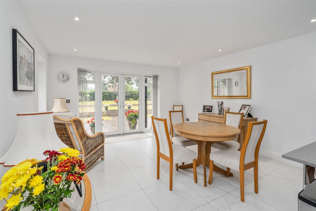 Property photo 3 of 14 Apt 1 Fairway Lawns Solihull_2.Jpg