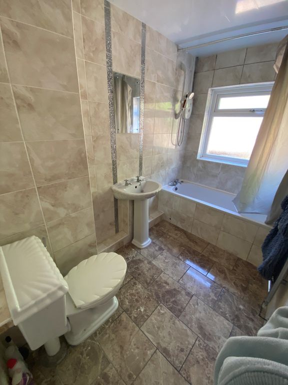 Property photo 3 of 9 Bathroom