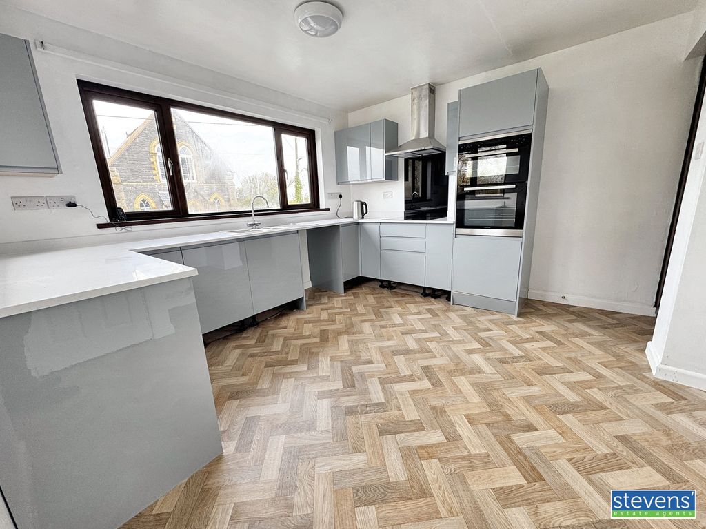 Property photo 2 of 15 Image00012