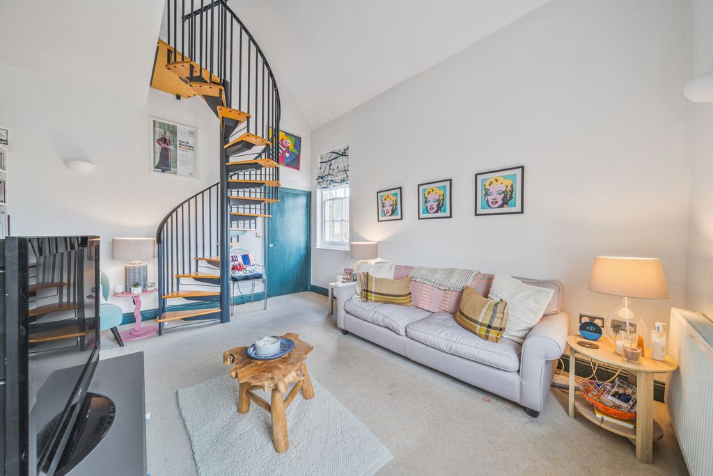 Property photo 2 of 14 14-681A31545d614-...