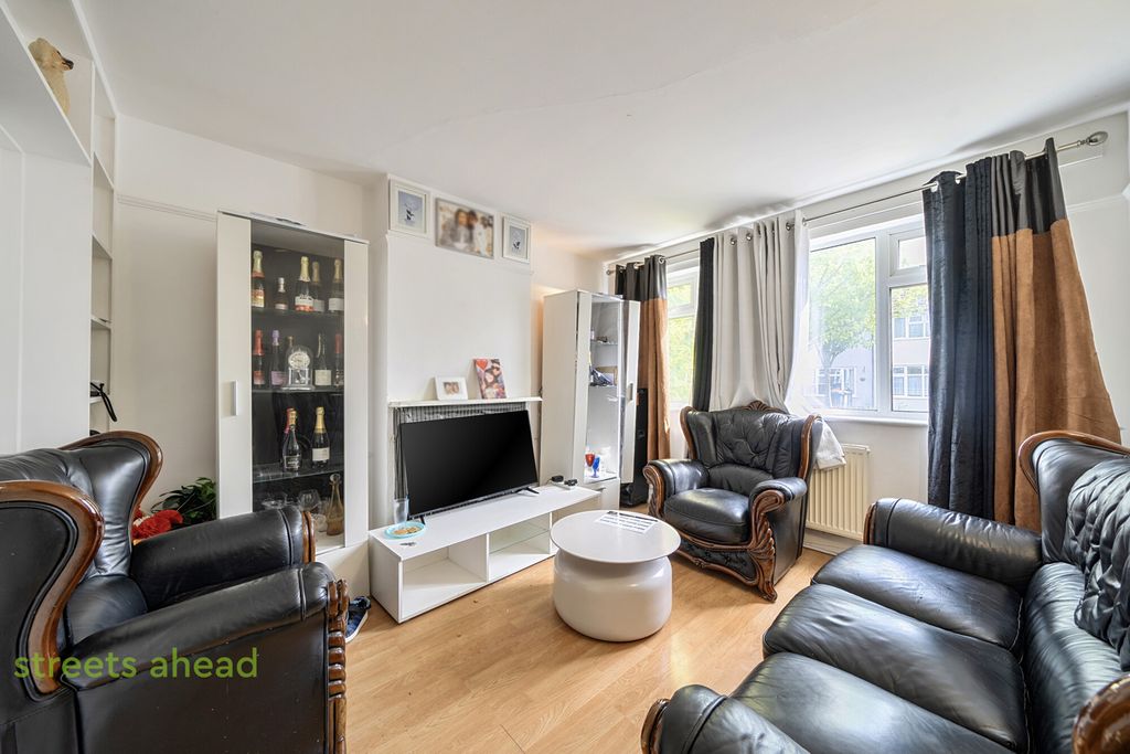 Property photo 3 of 16 32418E5c-A97E-42c...