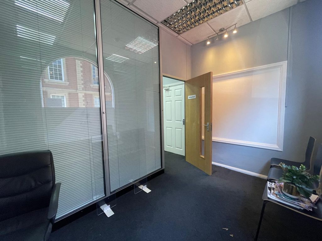 Property photo 3 of 10 Office