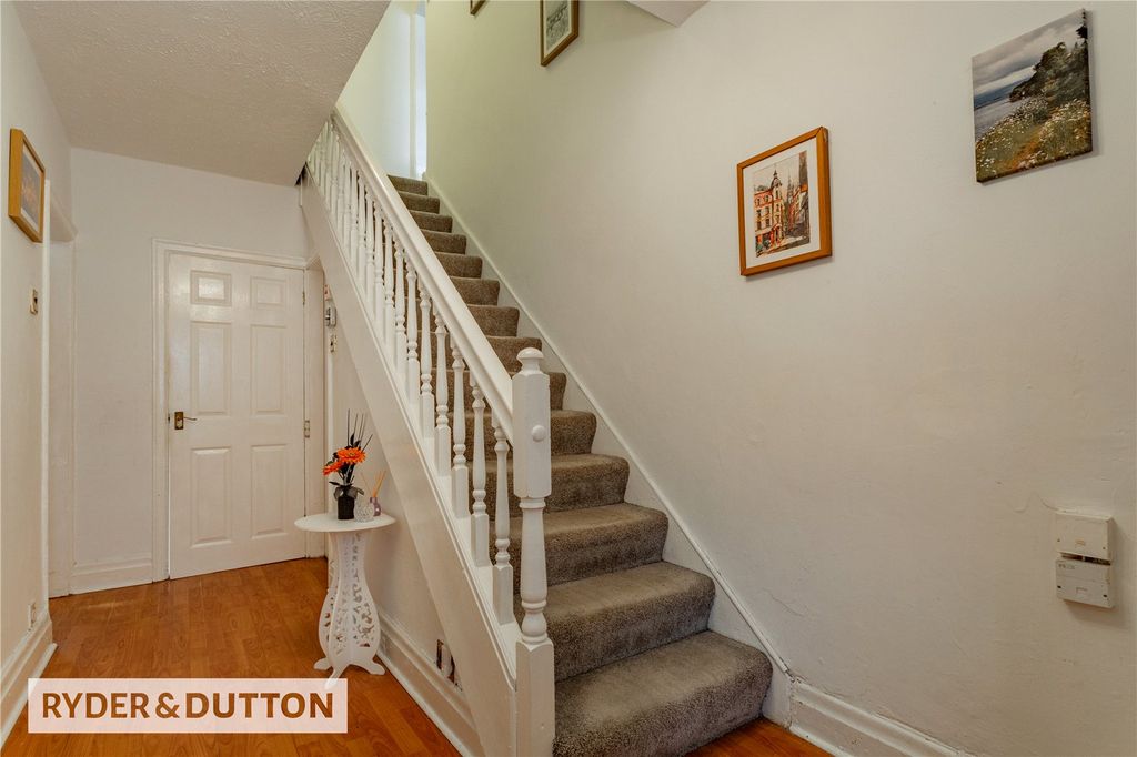 Property photo 3 of 32 Entrance Hall