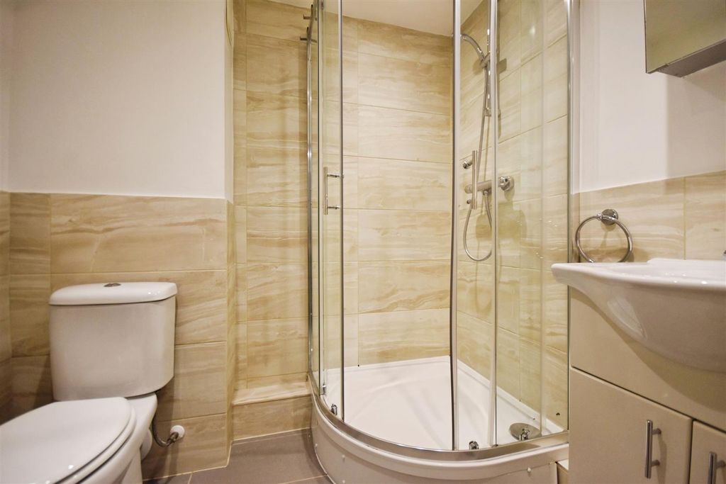 Property photo 2 of 11 Bathroom