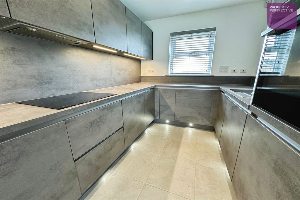 Property photo 3 of 10 Kitchen