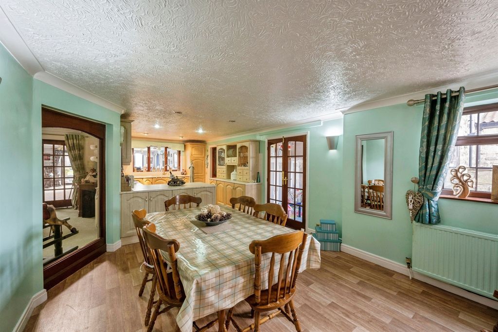 Property photo 3 of 27