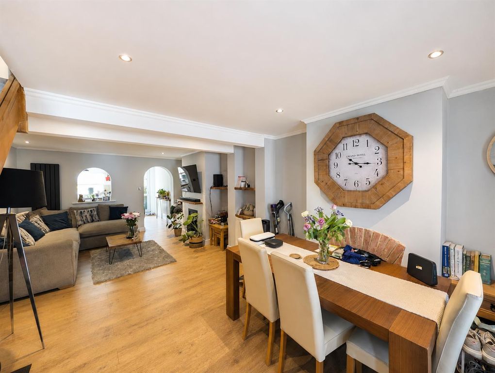 Property photo 2 of 13 8 Mount Pleasant - Lounge.Jpg