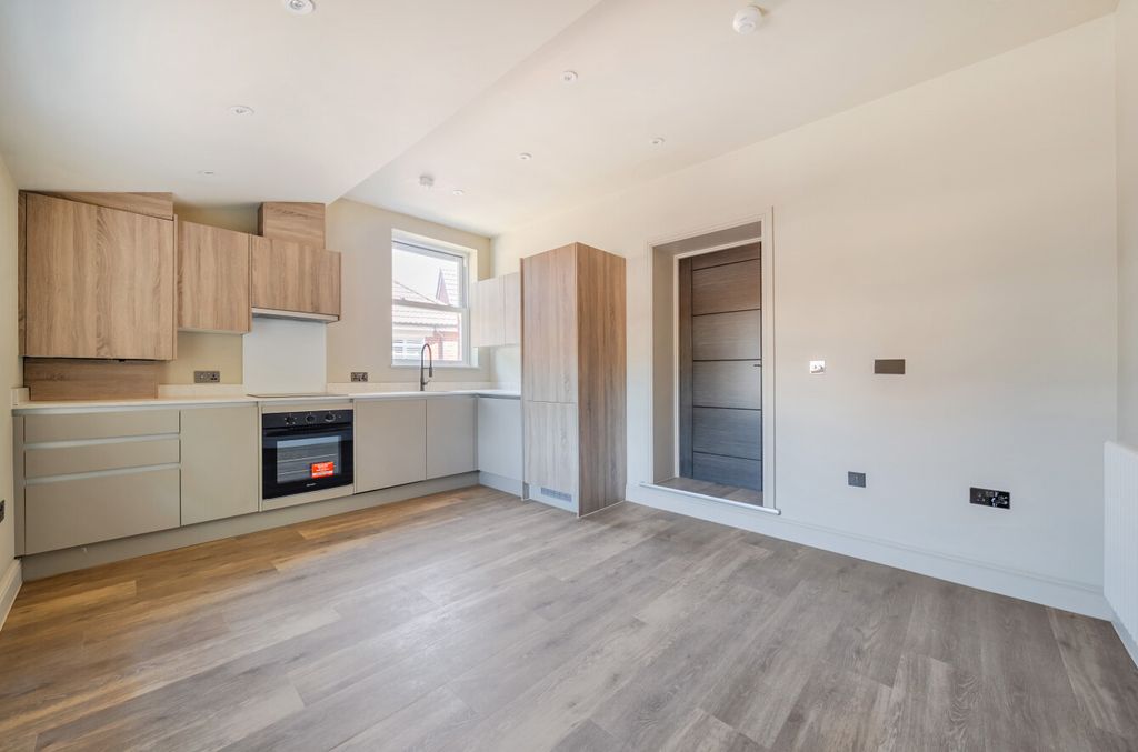 Property photo 2 of 8 1494170-10-6A5654...