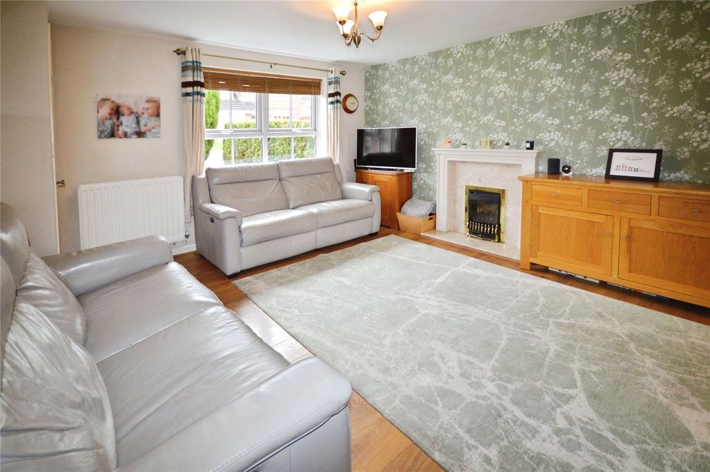 Property photo 3 of 21 Lounge