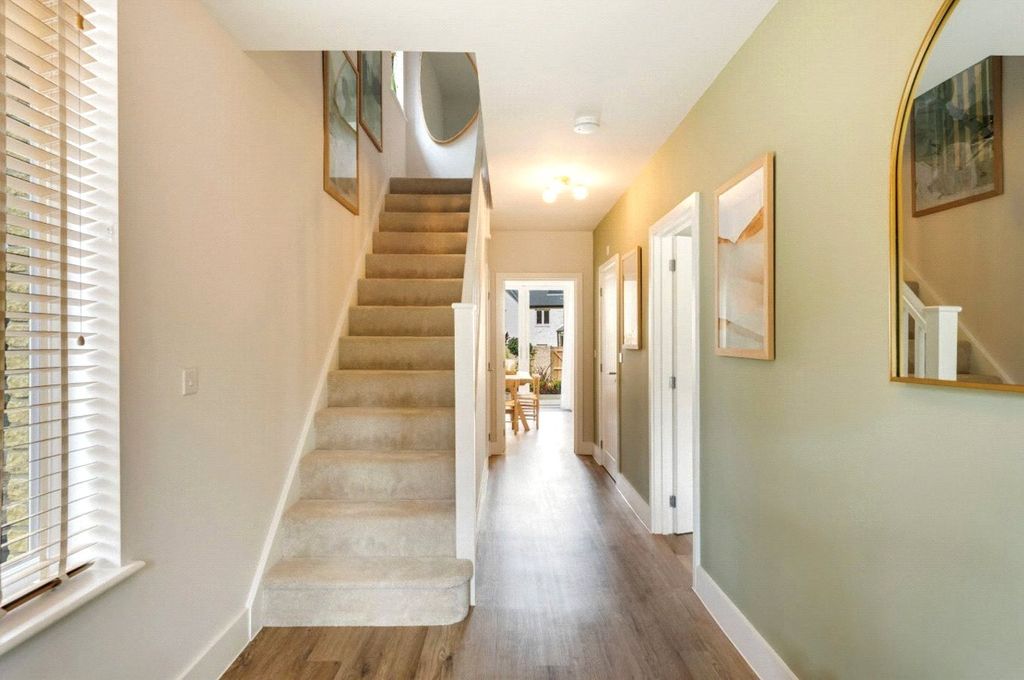 Property photo 3 of 10 Show Home