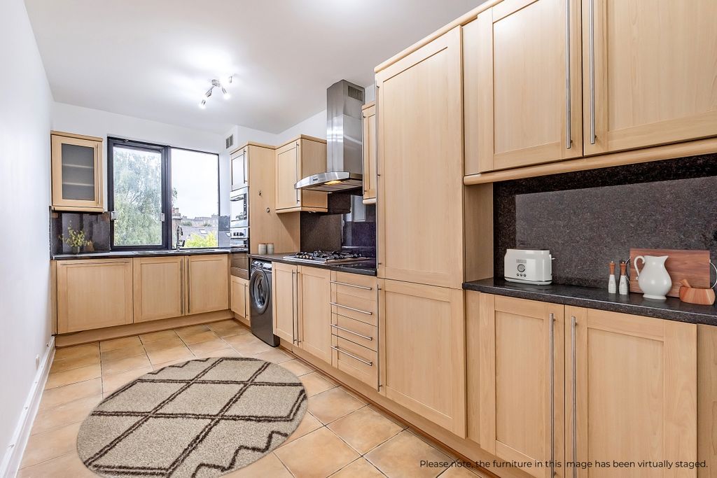 Property photo 3 of 10 Kitchen