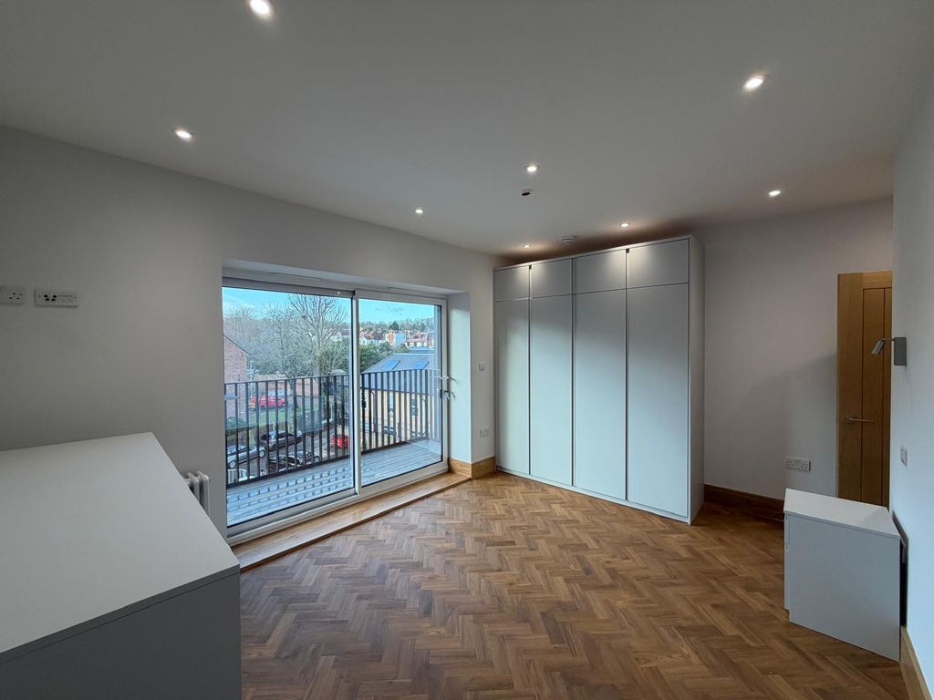 Property photo 2 of 21 Main Bedroom