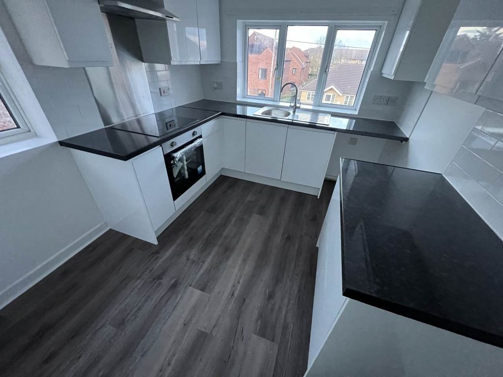 Property photo 2 of 6 Kitchen
