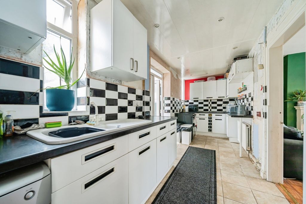 Property photo 3 of 19 Kitchen