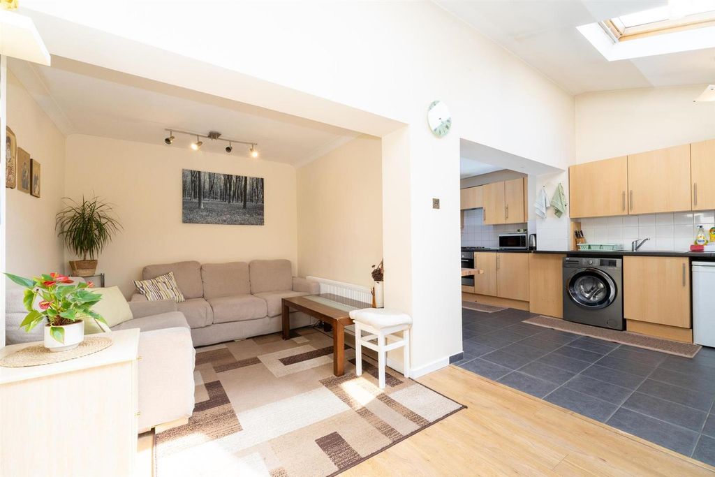 Property photo 2 of 19 Kitchen: