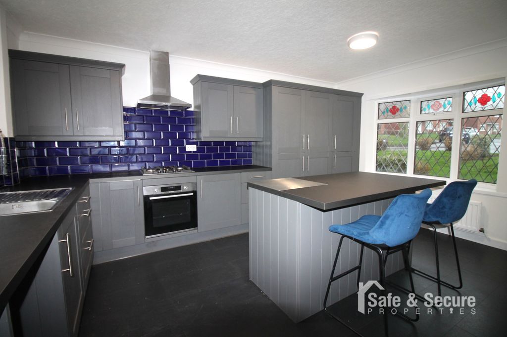 Property photo 2 of 11 Kitchen (2)