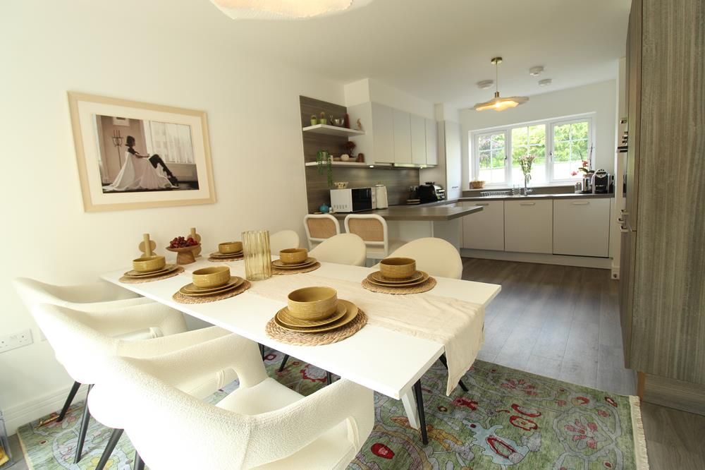 Property photo 3 of 20 Dining Kitchen