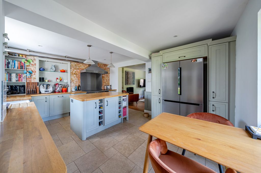 Property photo 2 of 18