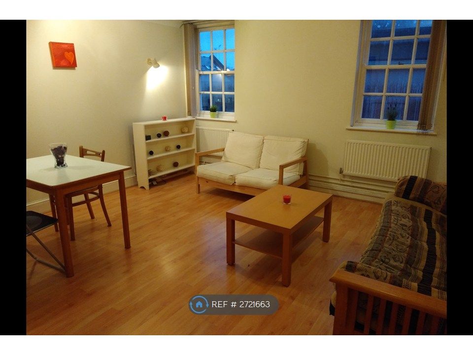 Property photo 2 of 8 Spacious Lounge/ Reception