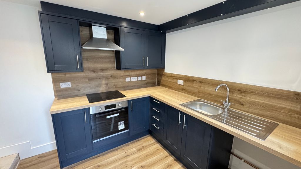 Property photo 3 of 10 Kitchen