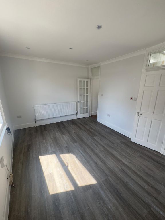 Property photo 1 of 16 Newly Refurbished 1 Bedroom Flat In Greenwich, Se10