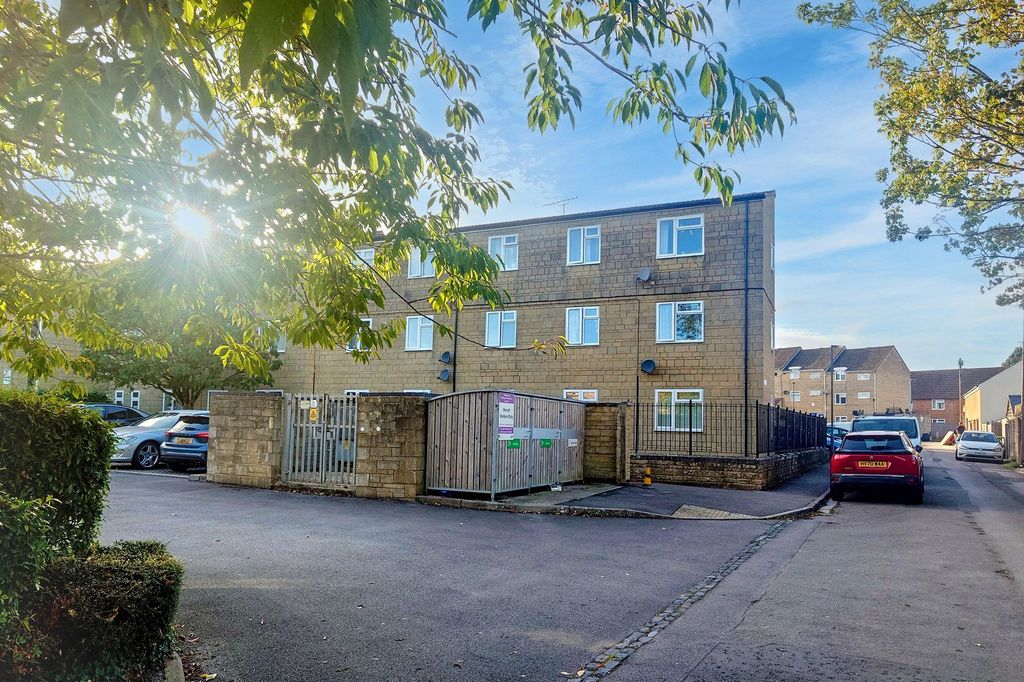 Property photo 1 of 15 64 Stepstairs Lane, Cirencester, Gloucestershire, Gl7 1La