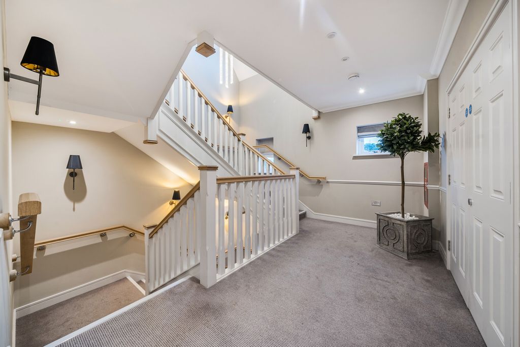 Property photo 2 of 26 Communal Entrance