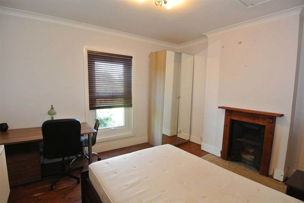 Property photo 3 of 13 Bedroom 2 Upstairs Back.Jpg