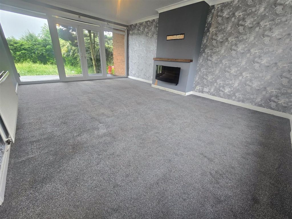 Property photo 2 of 10 Living