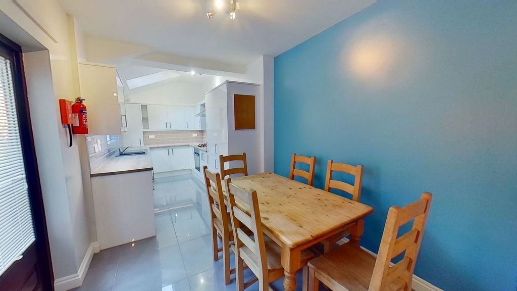 Property photo 3 of 11 Bright Open-Plan Kitchen And Dining Area With A Wo...